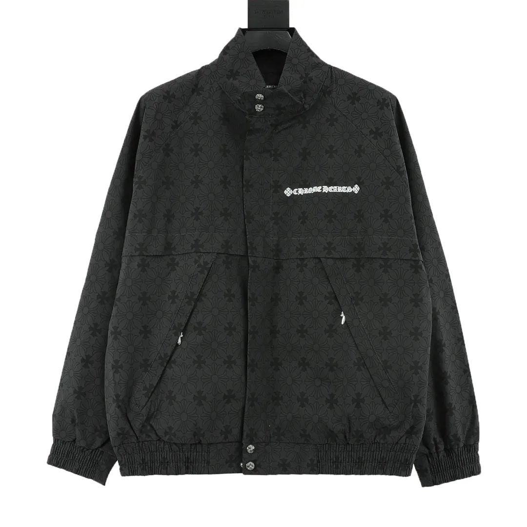 🅿️570 CH/Cro Xin Dark pattern all-over printed windbreaker jacket. The fashionable and western-style color scheme gives off a fashionable and casual temperament, rejuvenating youthful vitality! Made from customer-supplied fabrics, a real high-end product! It is not an ordinary deflationary quality. It is different from "soft and soft" fabrics. It has a delicate and soft texture, gentle and non-prickly feeling. The density of imported custom fabrics is also very tight, neat and does not change shape, always maintaining the brand's classic and rigorous image! The metal snap-type design is provided by customers, and the upper body is full of shape. It is a must-have item for quality control! size：XS-L